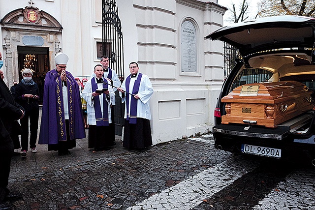 ▲	Uroczystości pogrzebowe odbyły się w Łowiczu i Żdżarach.