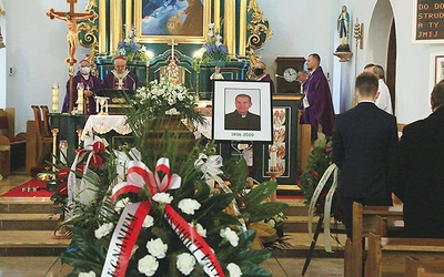 ▲	Msza św. pogrzebowa za ks. Henryka Misztala odbyła się w jego rodzinnej parafii w Motyczu.