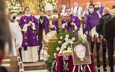 ▲	Modlitwom przewodniczył abp Józef Górzyński.