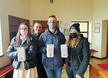 ◄	Jedna z wielu ekip młodzieży chętnej do działania z ks. Pawłem Śliwą.