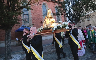 Mężczyźni z Rady 16100 posługują w katedrze, nosząc np. figurę w procesjach.