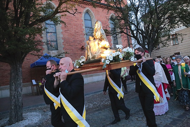 Mężczyźni z Rady 16100 posługują w katedrze, nosząc np. figurę w procesjach.
