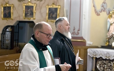 Ks. Krzysztof Ora i ks. Piotr Nikolski w czasie modlitwy.