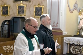 Ks. Krzysztof Ora i ks. Piotr Nikolski w czasie modlitwy.