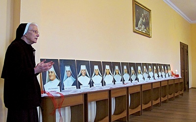 S. Józefa Krause była pierwszą  postulatorką w procesie beatyfikacyjnym sióstr męczenniczek. Tu przy zdjęciach bohaterskich katarzynek.