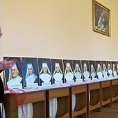 S. Józefa Krause była pierwszą  postulatorką w procesie beatyfikacyjnym sióstr męczenniczek. Tu przy zdjęciach bohaterskich katarzynek.