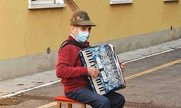 Stefano zagrał romantyczną serenadę pod szpitalnym oknem sali, w której leży jego żona Carla.