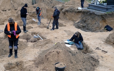 Prace poszukiwawcze w wytypowanej przez świadków części cmentarza.