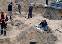 Prace poszukiwawcze w wytypowanej przez świadków części cmentarza.