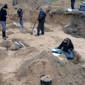 Prace poszukiwawcze w wytypowanej przez świadków części cmentarza.