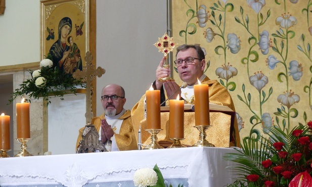 Ks. proboszcz Stanisław Wójcik udzielił uczestnikom Mszy św. na Złotych Łanach błogosławieństwa relikwiami św. Jozafata Kuncewicza.