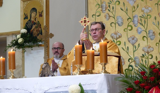 Ks. proboszcz Stanisław Wójcik udzielił uczestnikom Mszy św. na Złotych Łanach błogosławieństwa relikwiami św. Jozafata Kuncewicza.