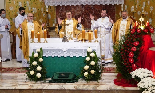 Duszpasterze sprawujący liturgię podczas wprowadzenia relikwii św. Jozafata do złotołańskiej świątyni.