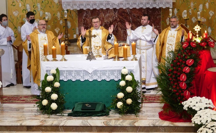 Duszpasterze sprawujący liturgię podczas wprowadzenia relikwii św. Jozafata do złotołańskiej świątyni.