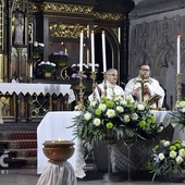 Bp Marek Mendyk w czasie Mszy św. w strzegomskiej bazylice.