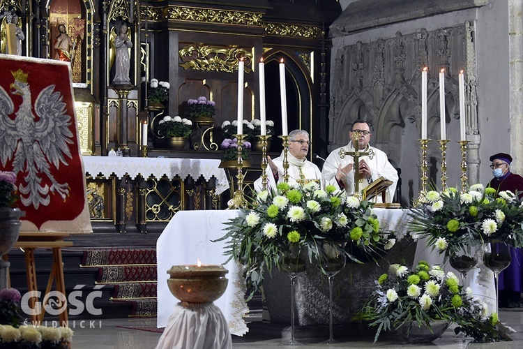 Bp Marek Mendyk w czasie Mszy św. w strzegomskiej bazylice.