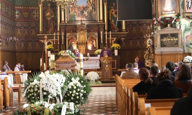 Ostatnie pożegnanie śp. ks. kan. Ryszarda Gawła w Wieprzu