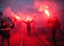 W dymie i huku. Nielegalny Marsz Niepodległości przeszedł ulicami Warszawy