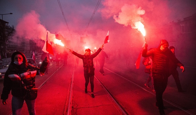W dymie i huku. Nielegalny Marsz Niepodległości przeszedł ulicami Warszawy