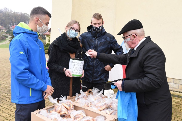 Młodzi z KSM rozprowadzają rogale św. Marcina.