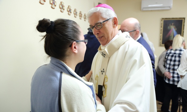 Abp Skworc: Symbolem czasu pandemii powinna być ręka wyciągnięta w geście pomocy