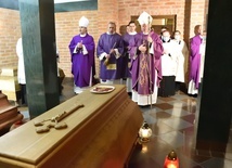 W Gdańsku liturgia za zmarłych biskupów i kapłanów
