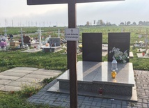 W miejscu, gdzie będzie symboliczny grób dzieci utraconych, stanął krzyż.