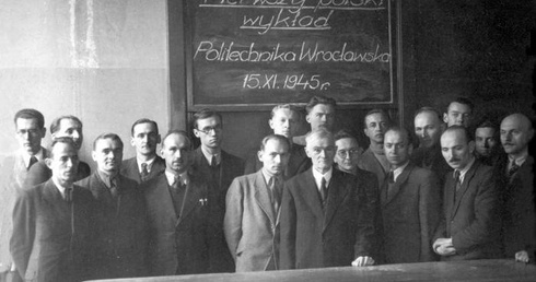 75 lat od pierwszego wykładu po polsku