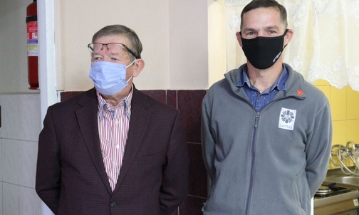 Piotr Ryszka (z lewej) i Grzegorz Giercuszkiewicz czuwali nad przygotowaniem darów na Światowy Dzień Ubogich w Bielsku-Białej.