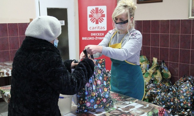 Ponad 400 paczek rozdano dziś ubogim w bielskiej Kuchni Społecznej.