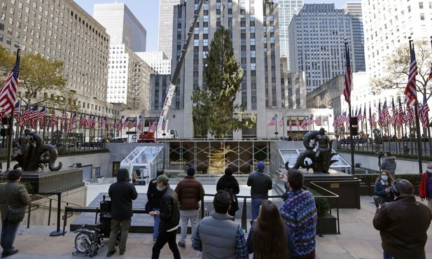 Świąteczna choinka już w nowojorskim Rockefeller Center