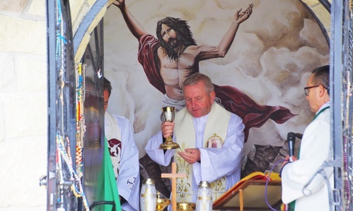 Mszę św. na szczycie Matyski sprawował ks. kan. Tadeusz Krzyżak