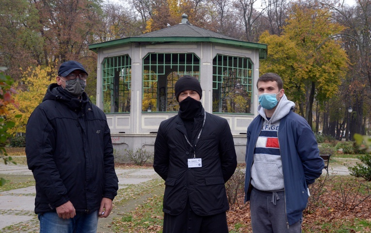 Ks. Daniel Glibowski z wolontariuszami w Parku T. Kościuszki w Radomiu.