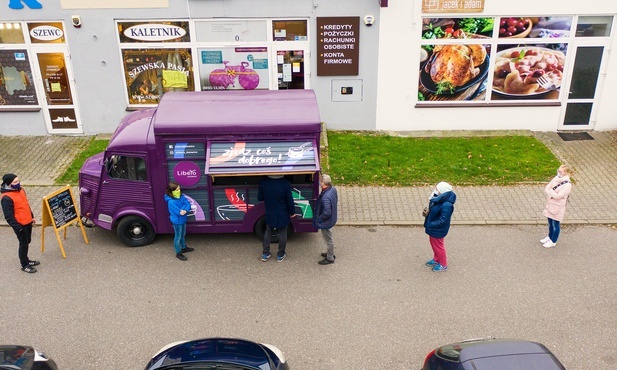 Katowice. Fioletowy foodtruck oferuje obiady po 5 zł. Tak Galeria Libero pomaga swoim najemcom