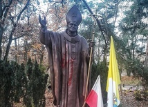 Wandale pomazali farbą pomnik w legionowskim parku.