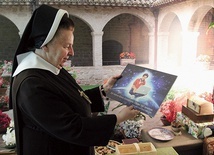 ▼	Siostra Teresa Biłyk ze zdjęciem Carla w „bielskim San Damiano”.