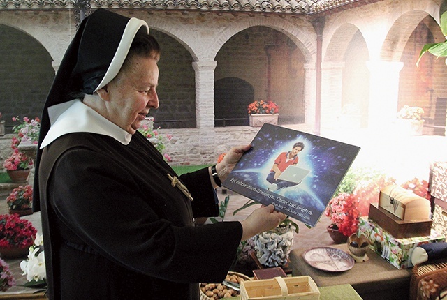 ▼	Siostra Teresa Biłyk ze zdjęciem Carla w „bielskim San Damiano”.