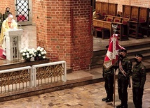 Podczas Mszy św. w intencji ojczyzny w katedrze modlili się przedstawiciele Wojska Polskiego oraz władz samorządowych.