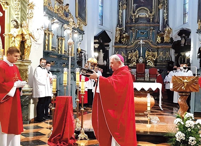 Wierni otrzymali błogosławieństwo relikwiami świętej.