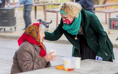 	Każdego dnia wolontariusze Caritas przygotowują posiłki  dla ok. 100 osób.