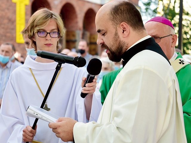 	– Powierzamy się Duchowi Świętemu, by nas prowadził i wypełniał serca młodych – mówi ks. Kamil Wyszyński.