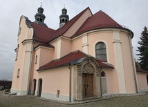▲	Wejście do miejsca planowanego pochówku w kościele  św. Mikołaja w Rudnie.