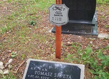 ▲	Ksiądz Tomasz Sapeta spoczywa na cmentarzu Osobowickim  we Wrocławiu.