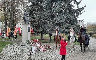 W parku można było m.in. posłuchać piosenek patriotycznych czy zobaczyć grupy rekonstrukcyjne na koniach.