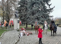 W parku można było m.in. posłuchać piosenek patriotycznych czy zobaczyć grupy rekonstrukcyjne na koniach.