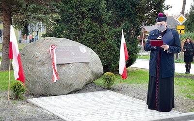 Na obelisku znalazły się słowa kard. Wyszyńskiego.