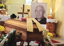 Msza pogrzebowa w zbylutowskiej parafii. 