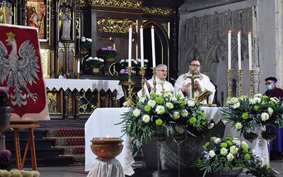 ▲	Biskup Marek Mendyk w czasie Mszy św. w strzegomskiej bazylice.