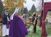 ◄	Modlitwa nad grobem Wacława Białobrzeskiego.