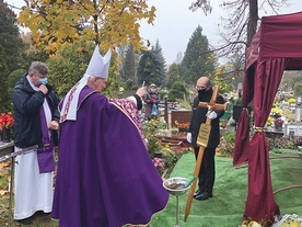 ◄	Modlitwa nad grobem Wacława Białobrzeskiego.